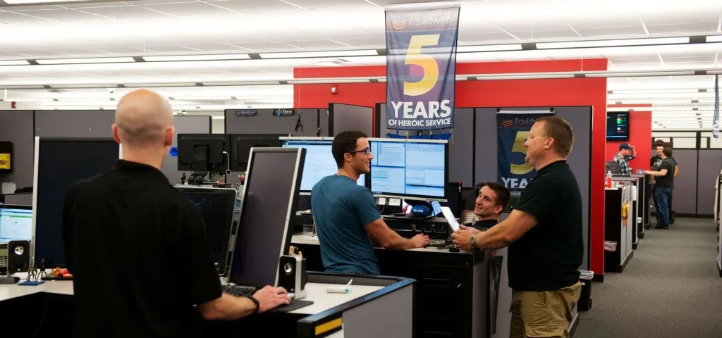 Bohaterowie w pracy.